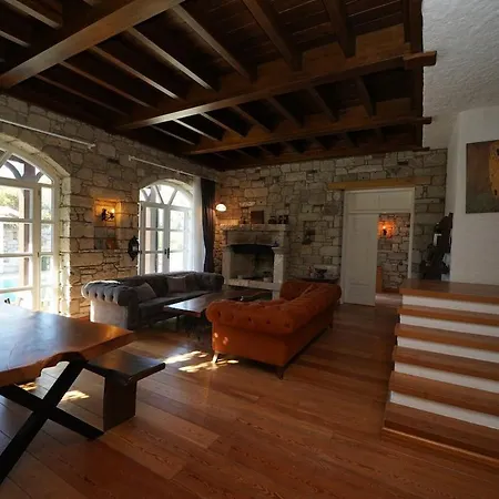 Private With Pool 150 M From The Sea - 4 Bathrooms - 8 People Cesme