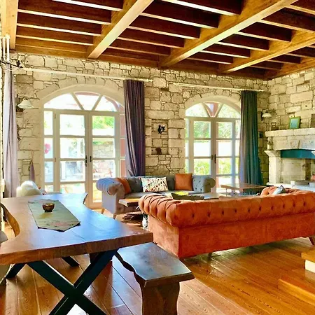 Private With Pool 150 M From The Sea - 4 Bathrooms - 8 People * Cesme