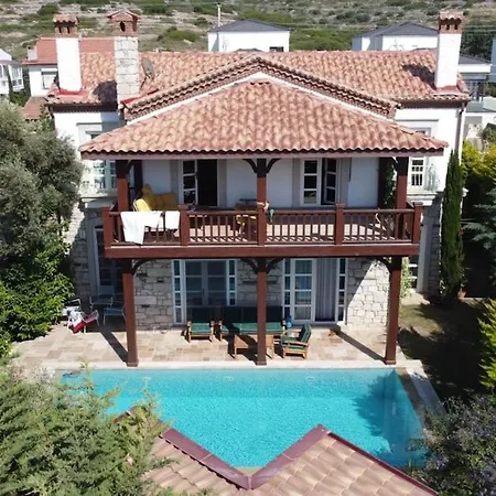 Private With Pool 150 M From The Sea - 4 Bathrooms - 8 People Vilă Çeşme