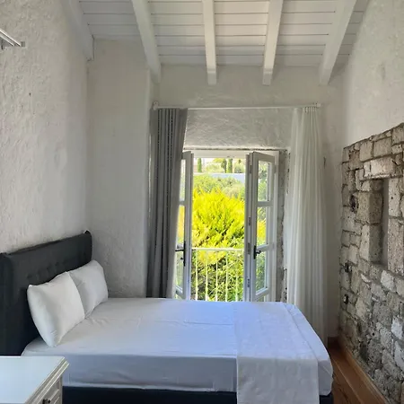 Private With Pool 150 M From The Sea - 4 Bathrooms - 8 People * Cesme