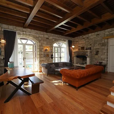 Vilă Private With Pool 150 M From The Sea - 4 Bathrooms - 8 People Çeşme