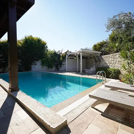 Private With Pool 150 M From The Sea - 4 Bathrooms - 8 People Vilă Çeşme