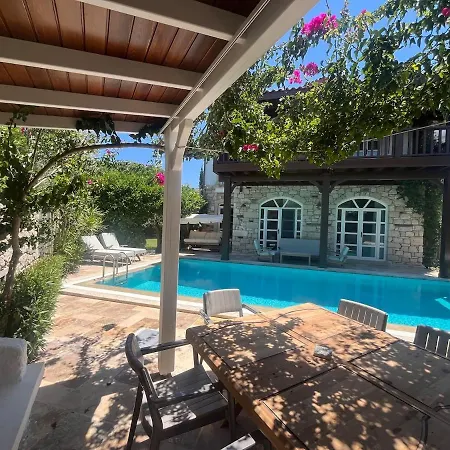 Private With Pool 150 M From The Sea - 4 Bathrooms - 8 People Çeşme