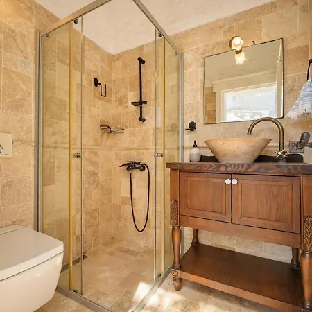 Private With Pool 150 M From The Sea - 4 Bathrooms - 8 People Cesme