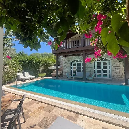 Private With Pool 150 M From The Sea - 4 Bathrooms - 8 People * Cesme